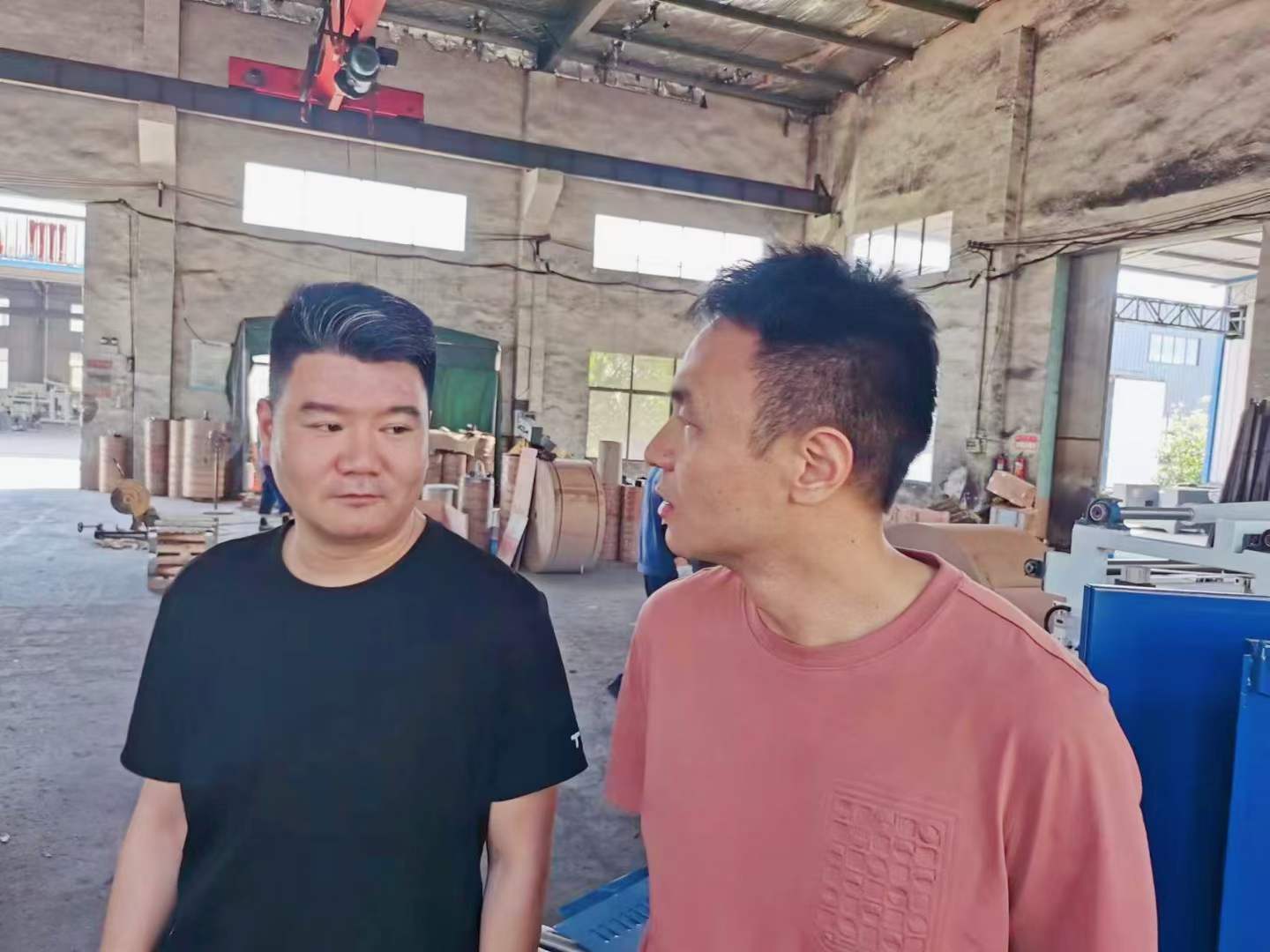 熱烈歡迎西工大趙盼博士后、教授帶領(lǐng)科研團(tuán)隊(duì)到上高縣雙新紙桶設(shè)備有限公司考察，雙方就全自動(dòng)鐵箍紙桶設(shè)備流水線(xiàn)的研發(fā)達(dá)成了初步的意向。